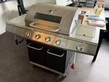 une photo d'un barbecue en acier inoxydable dans un bureau à domicile