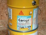 un pot de peinture jaune posé sur une surface en bois