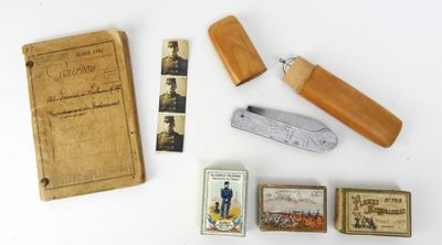 beaucoup de petits objets posés sur la table