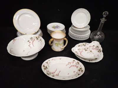 beaucoup d'assiettes et de bols sur une table