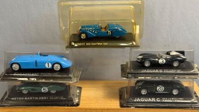 trois modèles de voitures différents exposés dans une vitrine