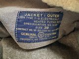 une étiquette au dos d'une veste sur laquelle est indiqué « veste extérieure »