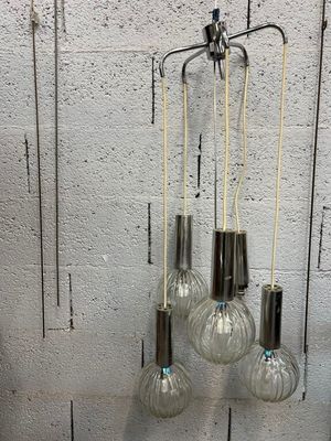 cinq ampoules suspendues au plafond d'une pièce