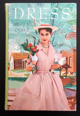 un vieux livre avec l'image d'une femme en robe et chapeau