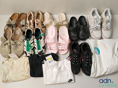de nombreuses paires de chaussures et de vêtements disposés sur une table