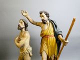 deux figurines représentant Jésus et un homme muni d'un bâton