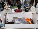 une étagère blanche sur laquelle sont posés tout un tas d'objets