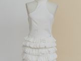 une robe blanche sur un mannequin posé sur un socle