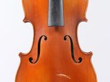 gros plan d'un violon avec un archet sur fond blanc