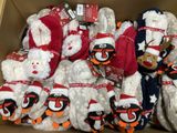 de nombreuses peluches exposées dans une boîte en carton