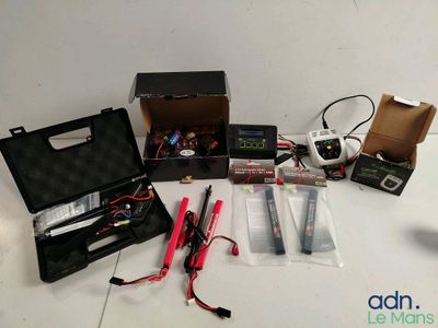 une boîte d'équipement électronique posée sur une table