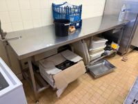 Table inox à deux tiroirs env 220cms deux tiroirs intégrés