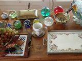 une table en bois sur laquelle sont posés de nombreux objets en verre
