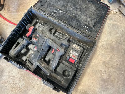 une boîte à outils avec des outils à l'intérieur sur le sol