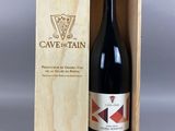 une boîte en bois avec une bouteille de vin à l'intérieur