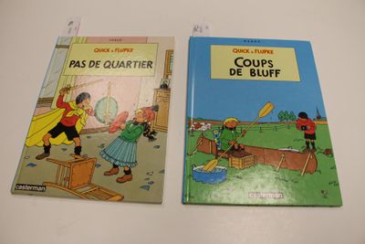 Deux livres pour enfants sont posés sur une table blanche