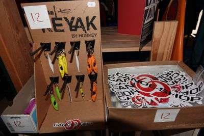 plusieurs paires de ciseaux dans une boîte posée sur la table