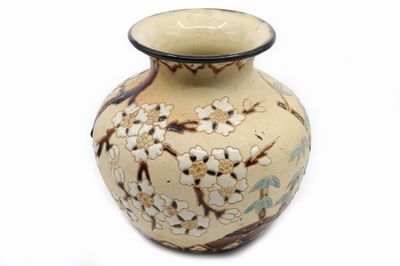 BIEN HOA (Vietnam) Vase balustre en faïence émaillée polychr…