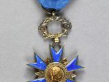 La médaille est bleue et dorée, avec une étoile au centre.