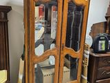 une armoire en bois surmontée d'un miroir