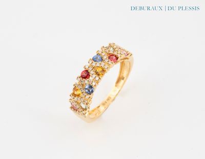 gros plan d'une bague en or avec des pierres multicolores
