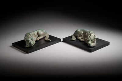 paire de figurines d'éléphants en bronze sur socles noirs