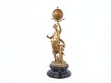 une image représentant une statue de femme tenant un globe terrestre posé sur un socle