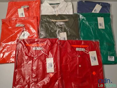 six polos de couleurs différentes, dans des sacs en plastique, posés sur une table