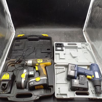 deux outils rangés dans un coffret posé sur une table