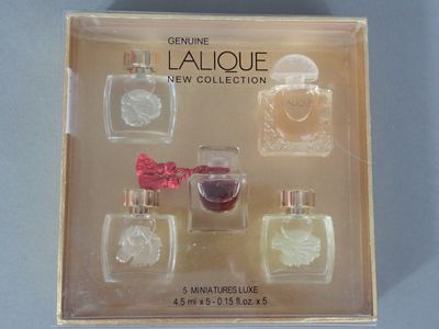 une image représentant un coffret de parfums orné d'un nœud