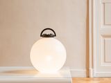 la lampe est posée sur un socle blanc