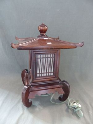 une petite table en bois sur laquelle est posée une lampe