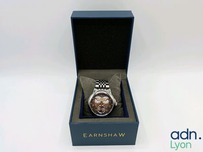 l'image d'une montre dans une boîte sur une surface blanche