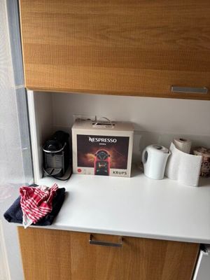 une cafetière posée sur le plan de travail de la cuisine