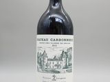 la bouteille de vin rouge est posée sur la table