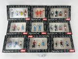 de nombreuses figurines encore dans leur emballage