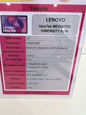 une affiche sur le mur sur laquelle on peut lire « Lenovo Idea Tab MediaTek »