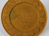 un gros plan d'une pièce d'or sur laquelle figure la date