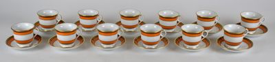 de nombreuses quilles orange et blanches posées sur une surface blanche