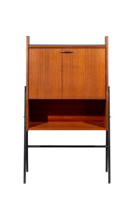 une photo d'une armoire en bois munie d'une étagère