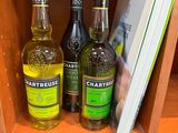 des bouteilles d'alcool et des livres sur une étagère dans un magasin