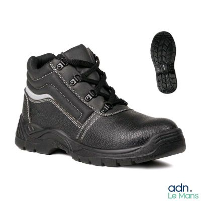 La chaussure est noire et comporte une bande blanche sur le côté.
