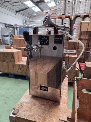 une machine posée sur une palette dans un entrepôt