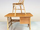 un petit bureau sur lequel est posée une chaise