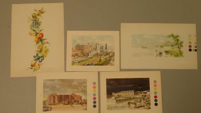 quatre tableaux accrochés au mur d'une cuisine où se trouve un réfrigérateur