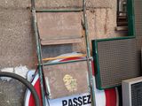 beaucoup de déchets par terre à côté d'un immeuble