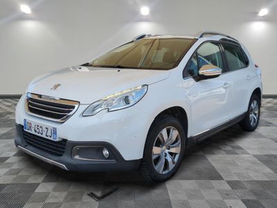 la voiture blanche est garée sur un sol en damier dans le garage