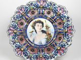 une assiette avec la photo d'une femme dessus