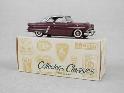 une voiture jouet posée sur une boîte
