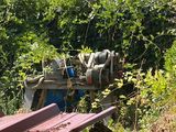 un banc en bois posé devant un tas de vieilleries